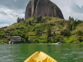 Descanso Bajo La Piedra Del Peñol
