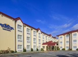 Microtel by Wyndham Batangas, hotell i Santo Tomas