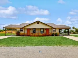 Lake Memories Cottage & Llano River Getaway