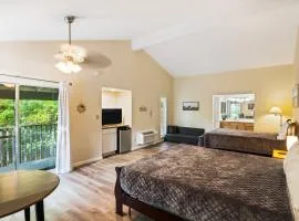 Studio with Pools and Private Deck Close to Water