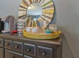 Poolside boho chic studio - dog friendly!, guest house in Wake Forest