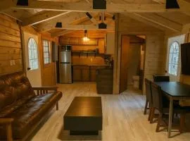 Hana Cabin sleeps 5 near Windrock general store