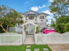 Charming Queenslander Retreat in Leafy Mundingburra - Private Upstairs Stay