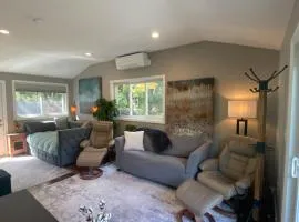 Cozy en suite with high ceilings