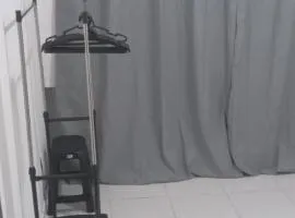 Apartamento com quarto e frigobar