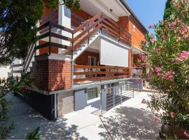 2 Bedroom Lovely Apartment In Starigrad, ξενοδοχείο σε Starigrad-Paklenica