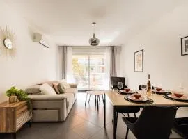 Air conditioned apartment, 3 min walk to the beaches, Garage