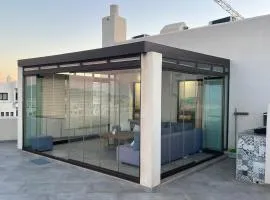 appartement avec vue sur mer avec belle pergola bioclimatique au terrasse