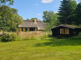Astrup Vig Hideaway, Thatched Cottage with Shelter & Serenity, vila u gradu 'Roslev'
