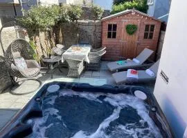 Luxury Georgian home, hot tub, sea view, private garden, sleeps 6