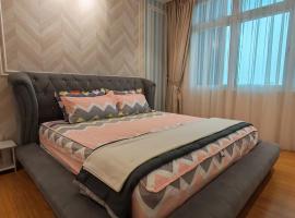 Jia嘉 Homestay With L Balcony at Kuching Riverine Diamond Resort, ξενοδοχείο με υδρομασάζ σε Kuching