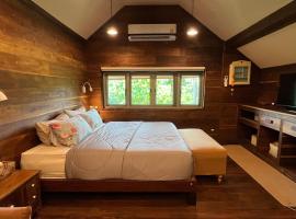 206 Wan Warn, 3 wooden houses in Kaeng Krachan Forest，Ban Khao Dok Mai的木屋