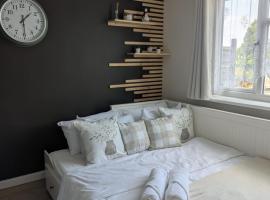 Cozy garden facing room，位于尔丁顿的民宿