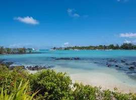 Ilot Bleu, beachfront flat, centre of Grand Baie