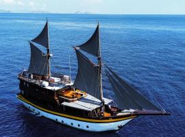 Behike Luxury Phinisi, Hotel in Mantaak