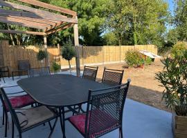 Maison chaleureuse bord de la mer, hotel v destinácii Le Bernard