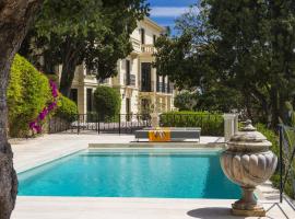 Luxurious Villa Overlooking Monaco, hotel a Roquebrune-Cap-Martin