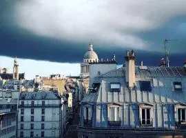 Centre PARIS Historique Charmant Studio VUE PARIS Calme Clair climatisation ascenseur