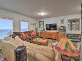 McCall Cabin w AC Firepit Hot Tub and Kayaks, hotelli kohteessa McCall