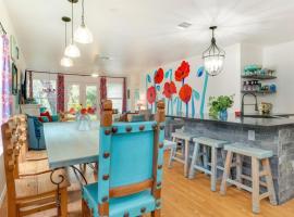 Bright Georgetown Gem N Blue Hole Park w Swings, hotel en Georgetown