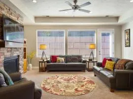 3BR Retreat w Pool Near Golf and Nature Sleeps 10