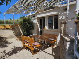 Cypress House, villa in Bol