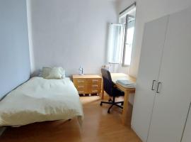 Habitación en Ático silencioso y luminoso en Zona Espectacular, κάμπινγκ στη Μαδρίτη