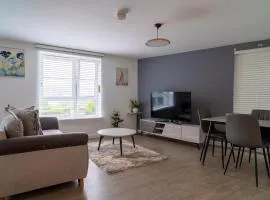Two Bedroom En-Suite Modern Apartment Urquhart Road , Beach Area -Free Parking
