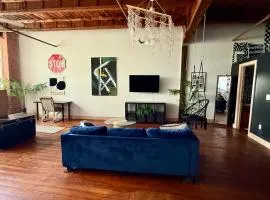 420 Friendly SKYLINE view Downtown Loft FREE Parking