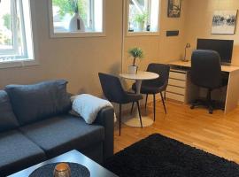 Basement apartment with private entrance and parking, Hotel in Kristiansund