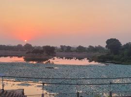 Lakeside Hostel & Homestay, acomoda&ccedil;&atilde;o com cozinha em Khajuraho