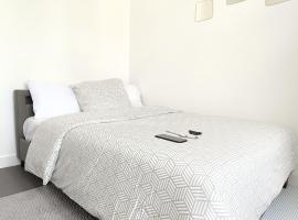 Cozy Life In Colombes, hotel v destinaci Colombes