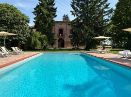 Corte Pagliare Deserto, antico palazzo con piscina, hotel v destinaci La Cappelletta