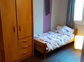 Chambre 2 avec un lit simple