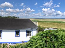 Sonniges Strandhaus am Haff mit Wasserblick für 2-4 Personen, hotel in Mönkebude
