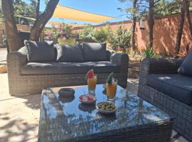 Location indépendante au cœur des Alpilles pour 2 personnes avec Jacuzzi, Hotel in Aureille