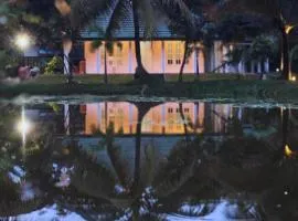 The Shenu Lake House - Private 4-Bedroom Pool Villa
