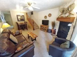 Valley Condo 109 - Chili Peppers - Creekside - WiFi - Hot Tub - Fireplace - Washer - Dryer - Playground