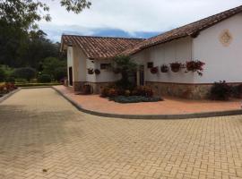 Espectacular villa en llanogrande, Hotel in Estación El Salto