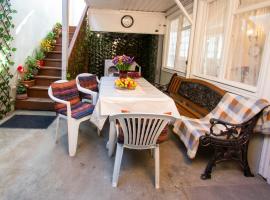 Cozy House And Yard Old Tbilisi Center, vila v mestu Tbilisi City