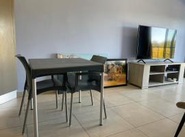 Serenity at City Plaza โรงแรมในKhomas Region