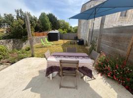 maison avec terrasse et jardin, 20 minutes de la plage, ξενοδοχείο σε Saint-Jean-dʼAngle