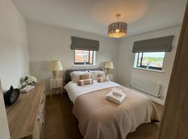 Uxbridge-Modern 2 bed Apt with Lift & Parking, ξενοδοχείο στο Άξμπριτζ