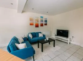 Lovely 2 Bed Flat close to Harbour with Parking