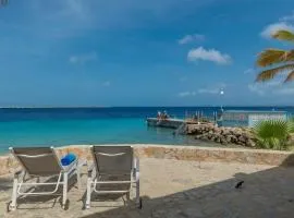 Oceanfront Deluxe Apartment Blue Marlin at Den Laman