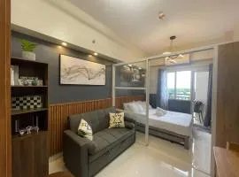 Bright and Stylish Condo with Pool View and Balcony
