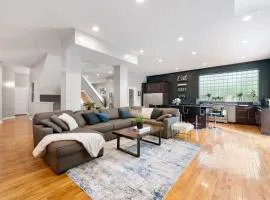 Spacious Luxury Retreat 8 Bed Oasis with 6 Baths