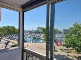 Studio vue port à 50m plage