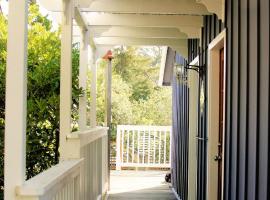 Elegant Carmel Cottage, hotel i Carmel