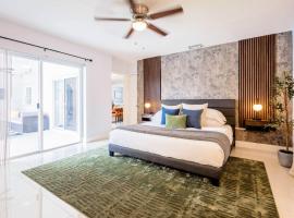 Modern Family Pool Home Near Beach Vibes, hotel di Hollywood